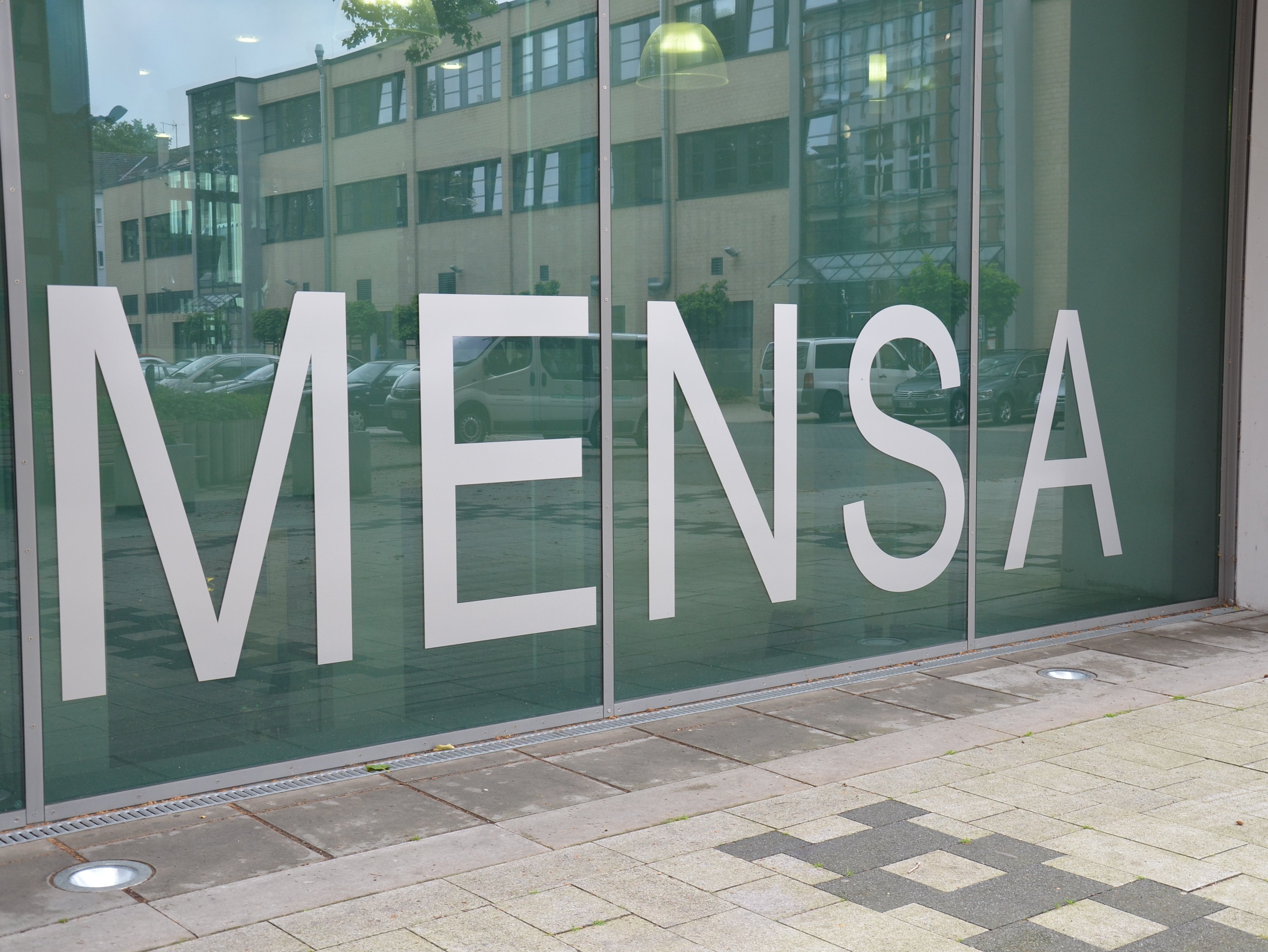 Detailaufnahme des Eingangsbereichs der Mensa Sonnenstraße