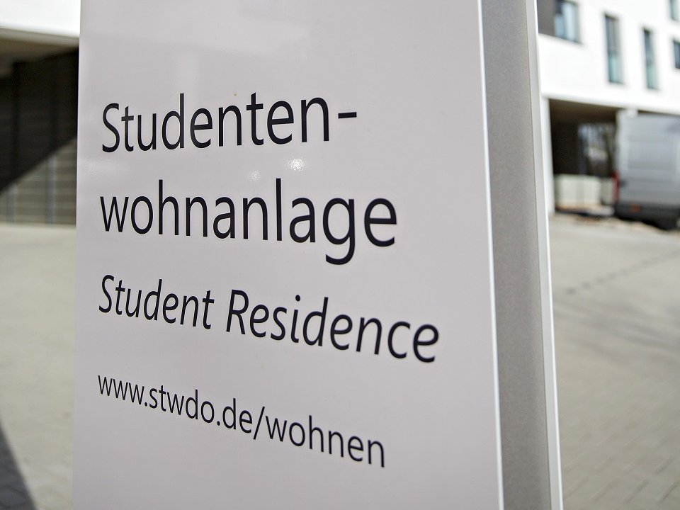 Steele mit Beschriftung zur Wohnanlage des Studierendenwerks.