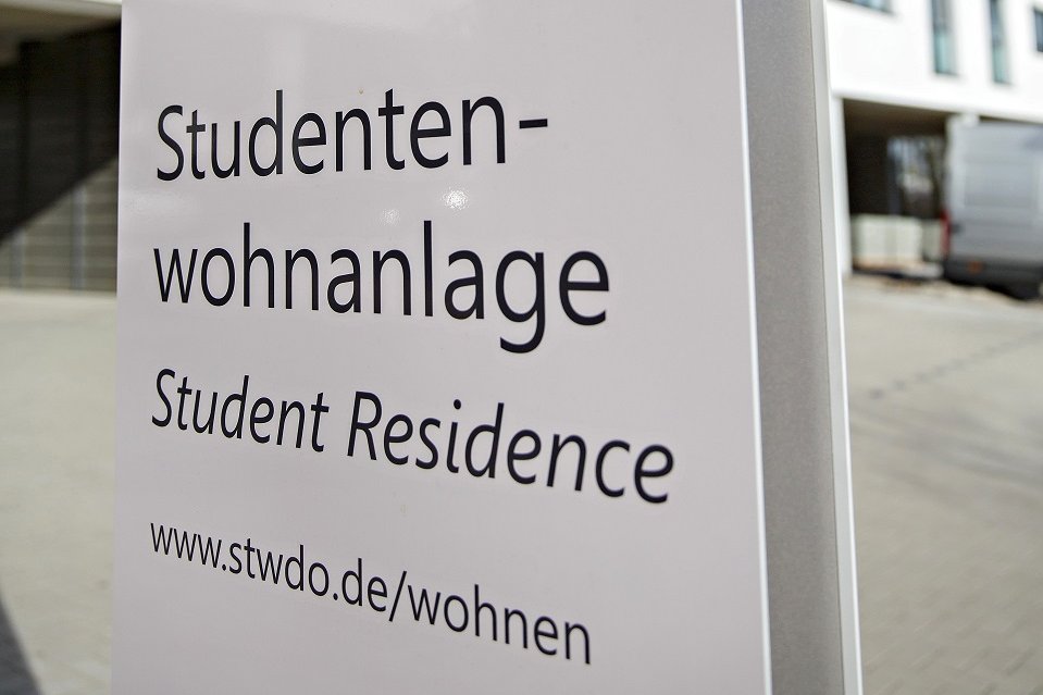 Steele mit Beschriftung zur Wohnanlage des Studierendenwerks.