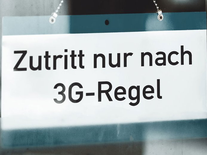 Schild am Fenster: Zutritt nur mit 3 G