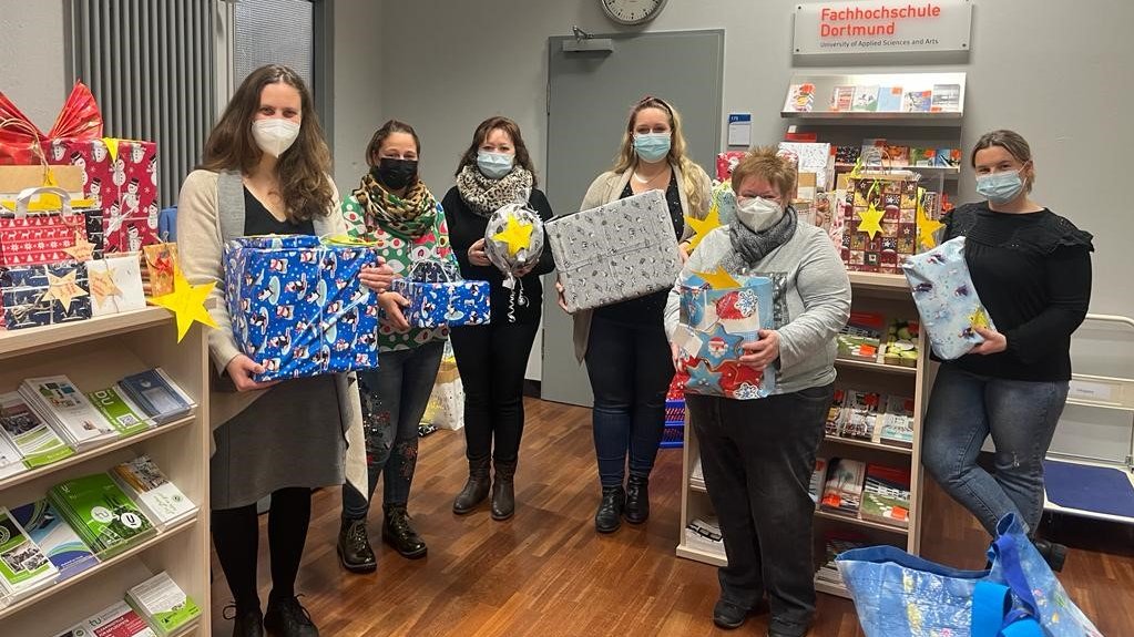 Das Team des InfoPoints um Fanny Wittek und Halal Al Haji übergaben jetzt über 100 Geschenke an das Frauenzentrum Dortmund. Übergabe der Geschenke an das Frauenzentrum Dortmund.