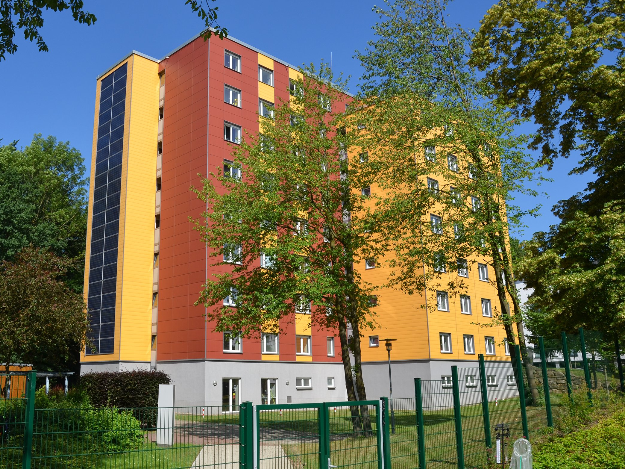 Die Wohnanlage Am Gardenkamp 51 des Studierendenwerks Dortmund, Außenansicht.