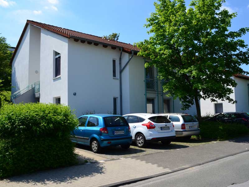 Wohnanlage des Studierendenwerks in Iserlohn, Außenansicht mit Parkplatz.