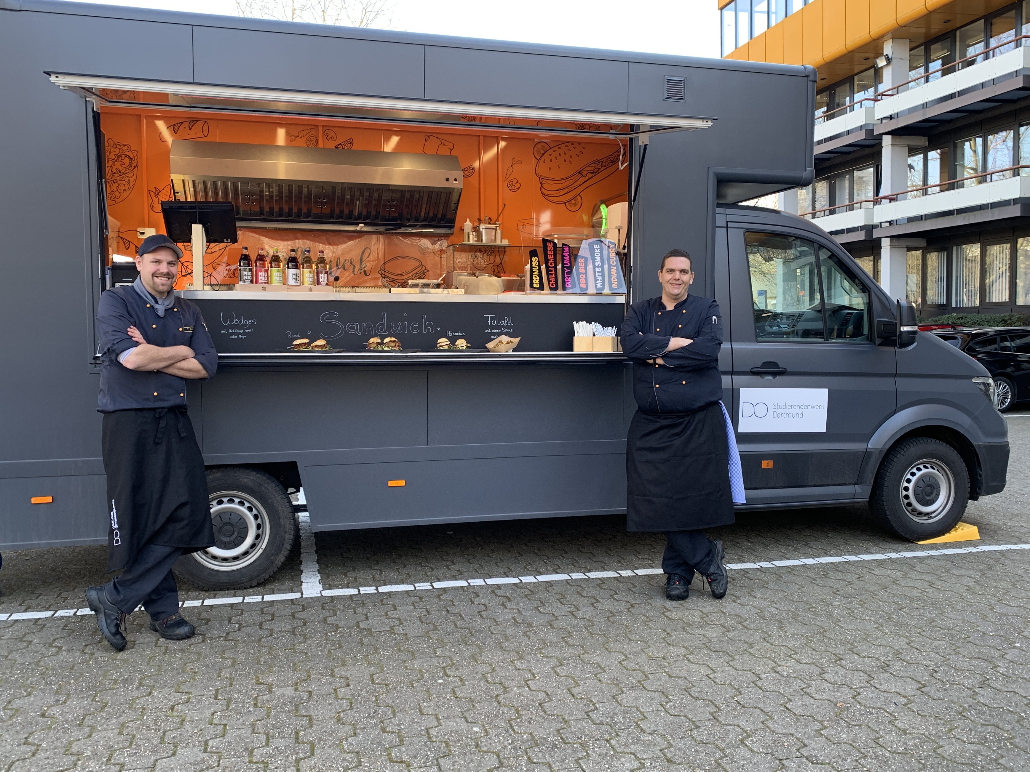 Der Food Truck mit dem Personal.