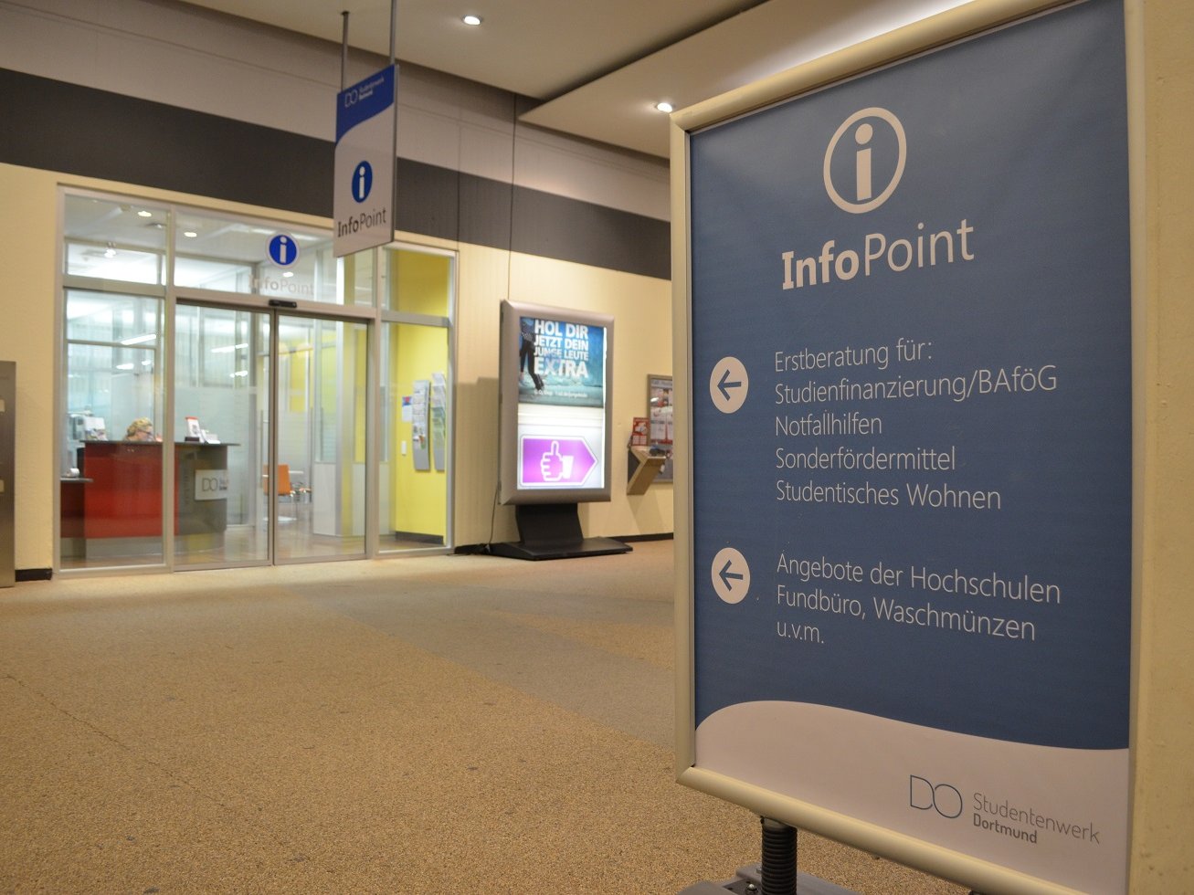 Blick in das Mensa-Foyer mit dem InfoPoint.