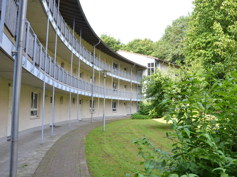 Die Wohnanlage Baroper Straße des Studierendenwerks Dortmund, Außenansicht mit Laubengang.