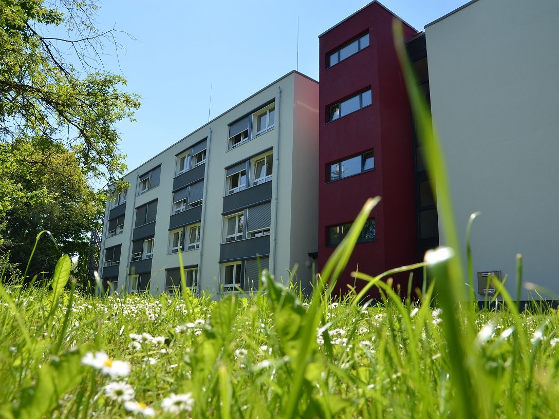 Die Wohnanlage Ostenbergstraße 109 des Studierendenwerks Dortmund, Außenansicht.