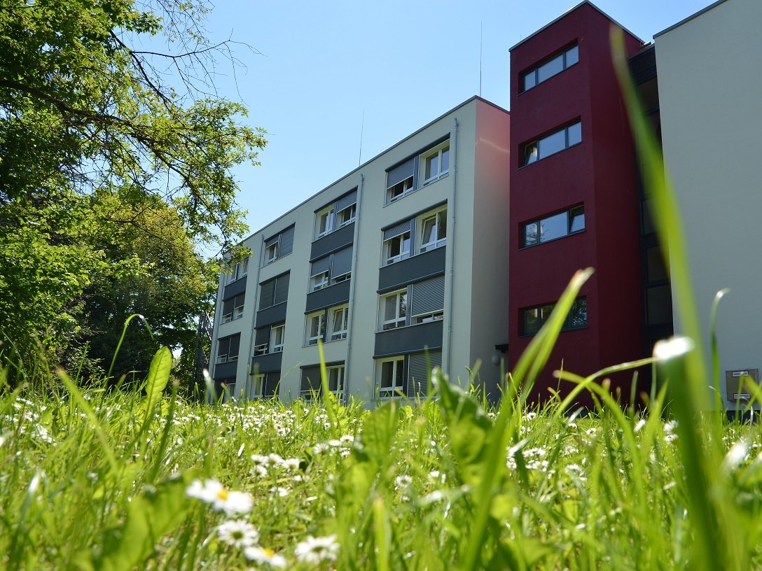 Die Wohnanlage Ostenbergstraße 109 des Studierendenwerks Dortmund, Außenansicht.