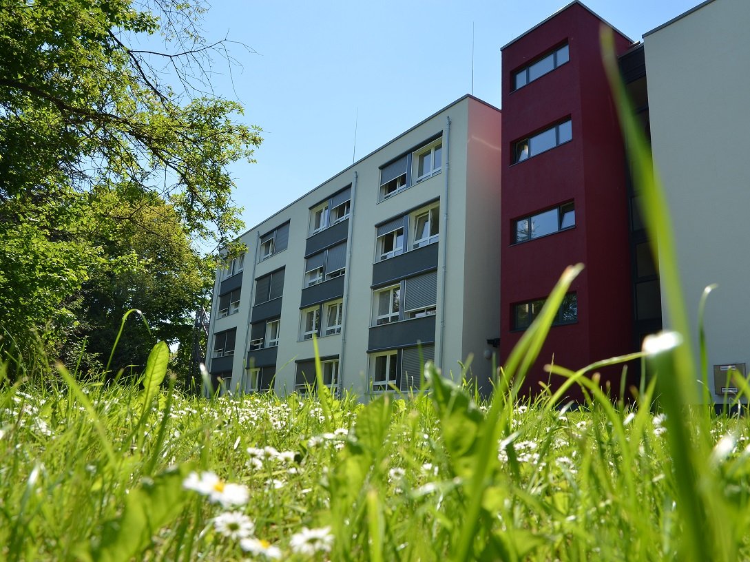 Die Wohnanlage Ostenbergstraße 109 des Studierendenwerks Dortmund, Außenansicht.