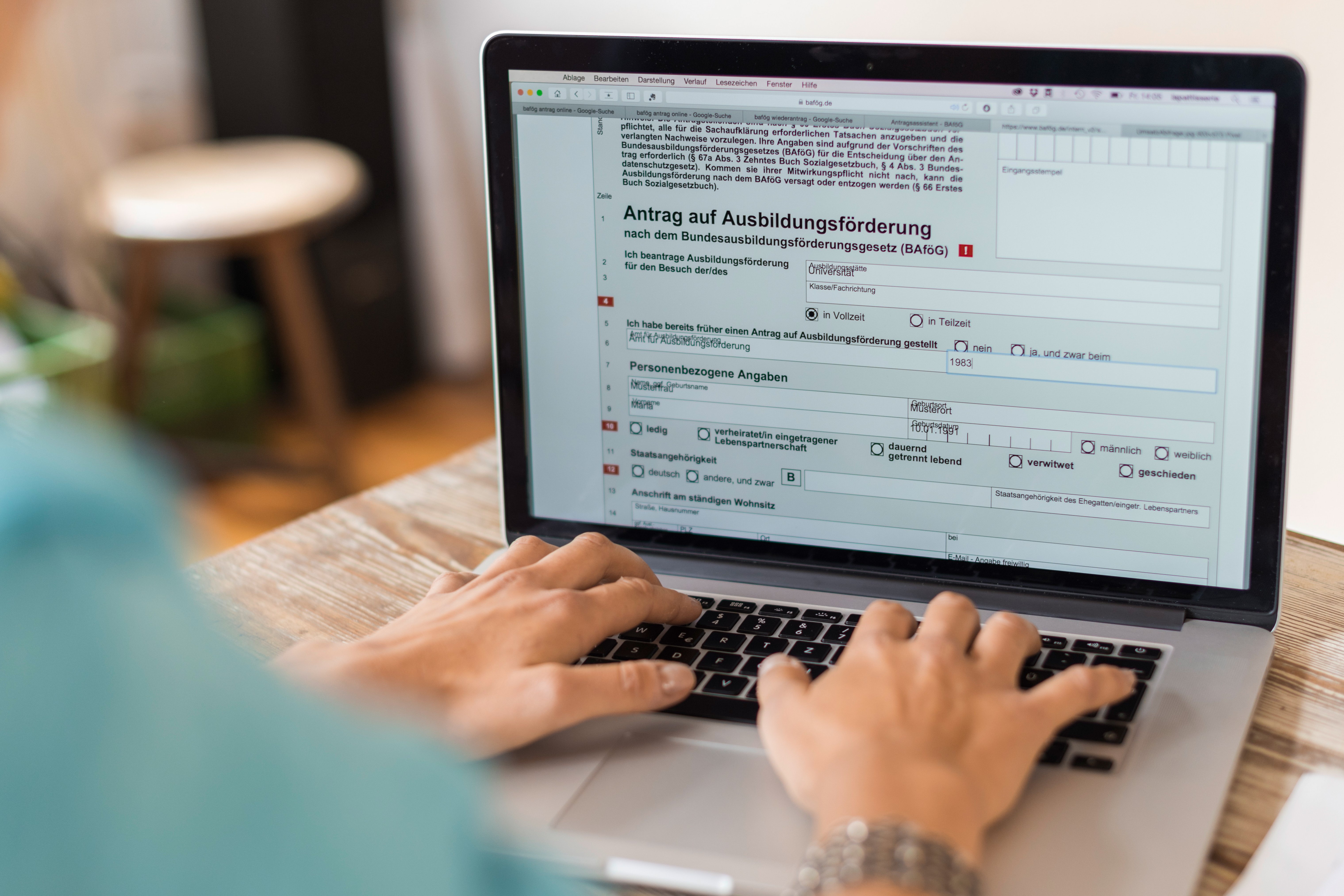 Frau vor Laptop BAföG Online