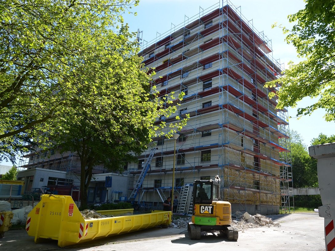 Die Wohnanlage Baroper Straße des Studierendenwerks Dortmund, Außenansicht mit Baugerüst..