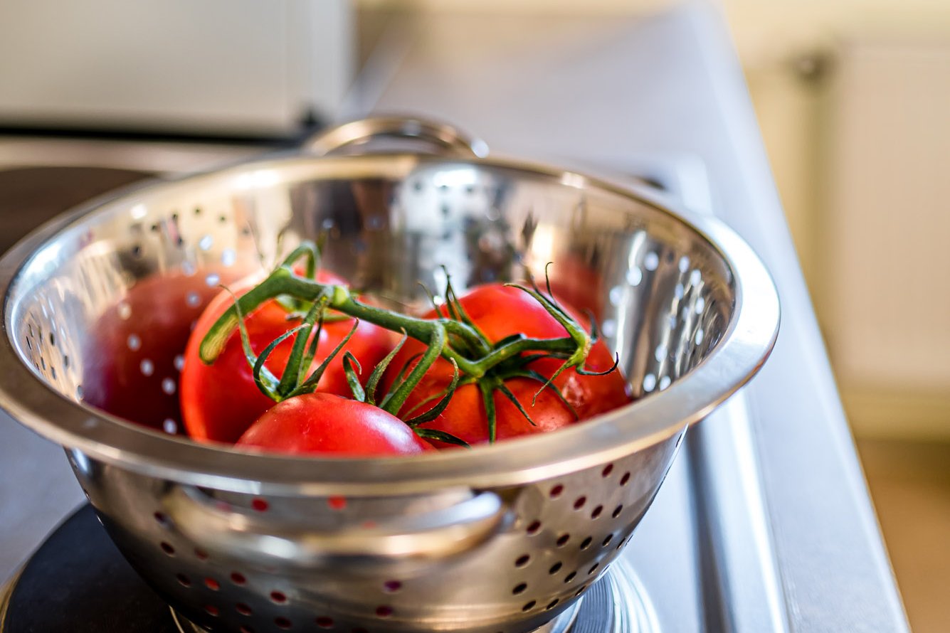Tomaten auf der Küchenzeile.
