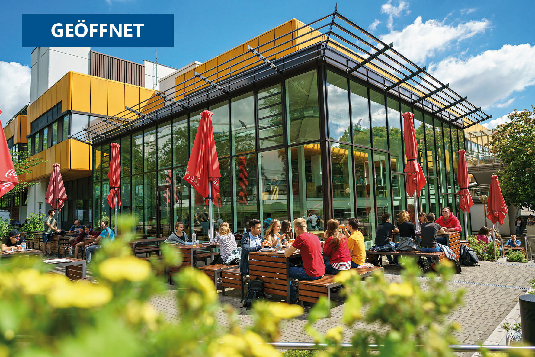 Außenansicht der Galerie, Studierendengruppe sitzt am Tisch