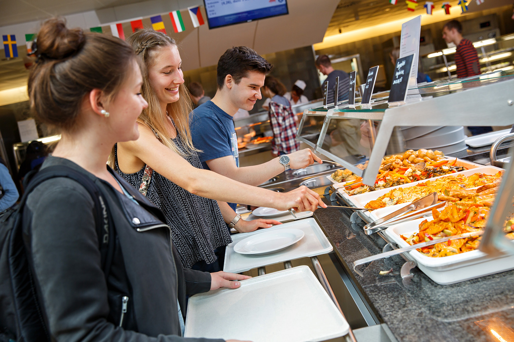 Studierende bedienen sich am Buffet in der Hauptmensa