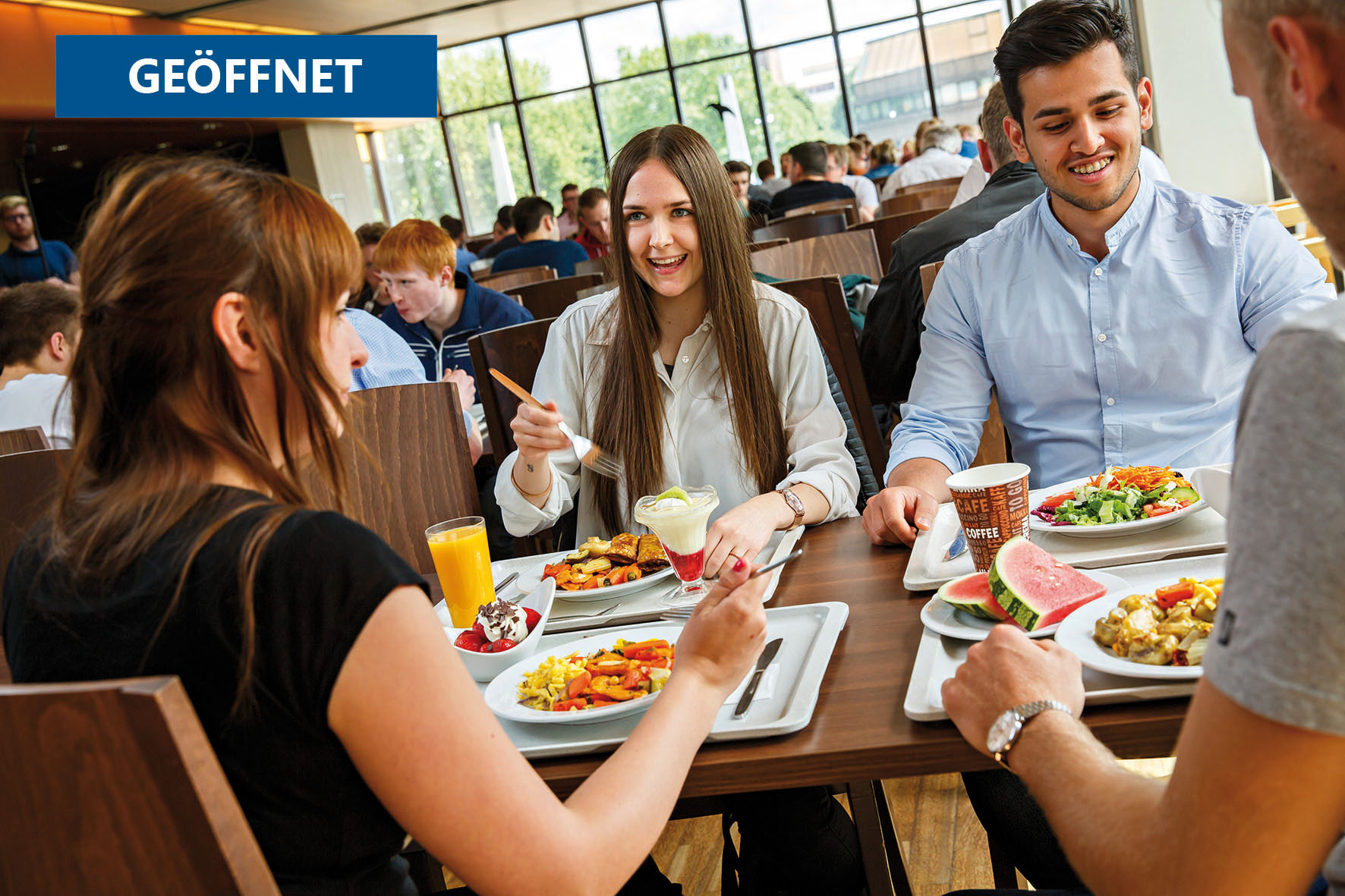 Studierende essen und unterhalten sich in Hauptmensa