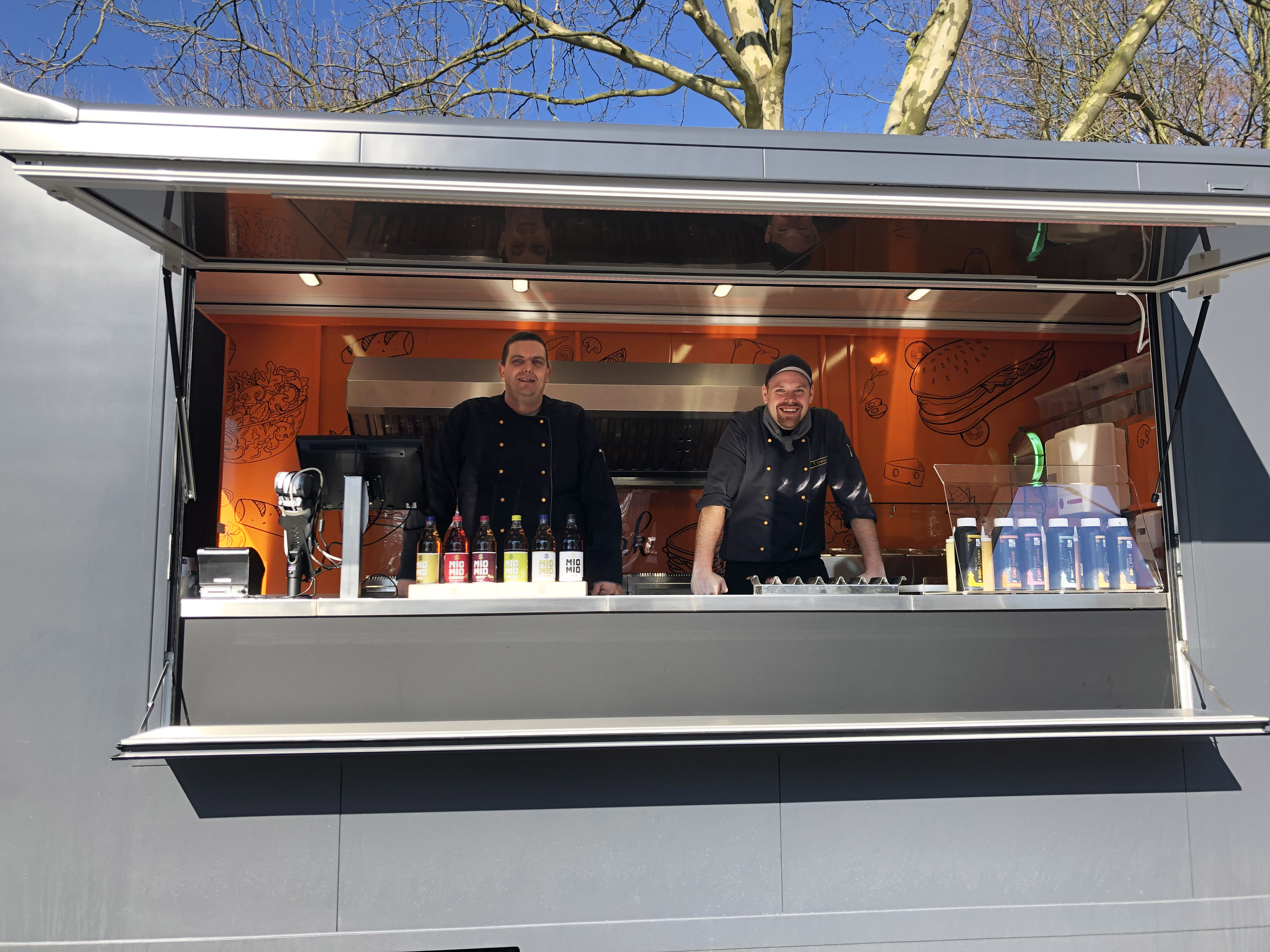 Der Food Truck mit dem Personal hinter der Theke.
