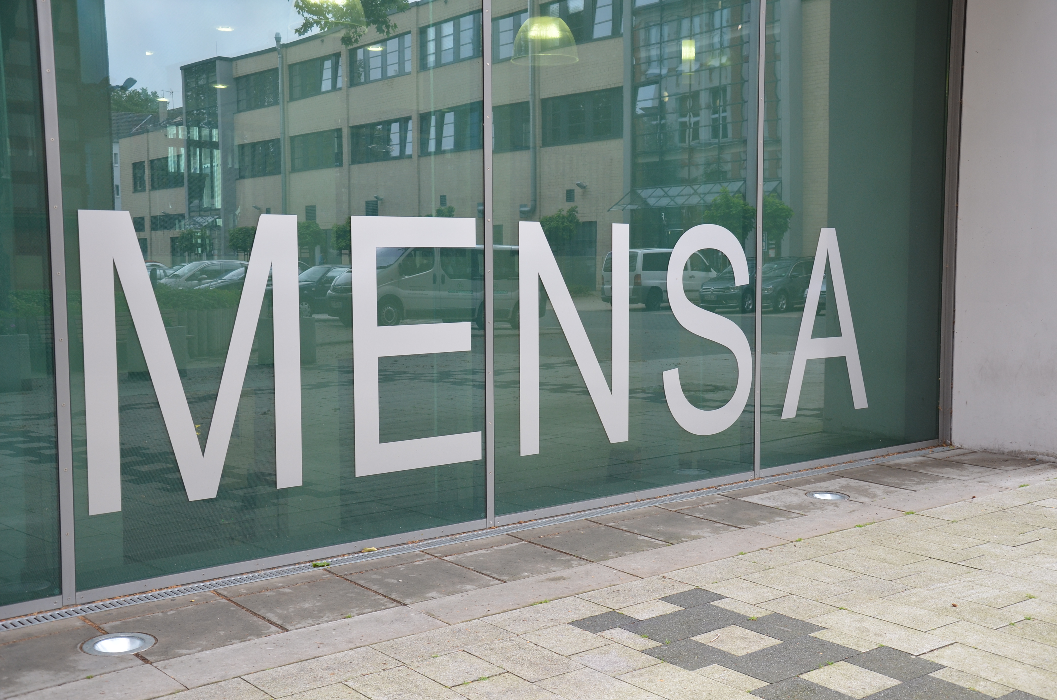 Detailaufnahme des Eingangsbereichs der Mensa Sonnenstraße