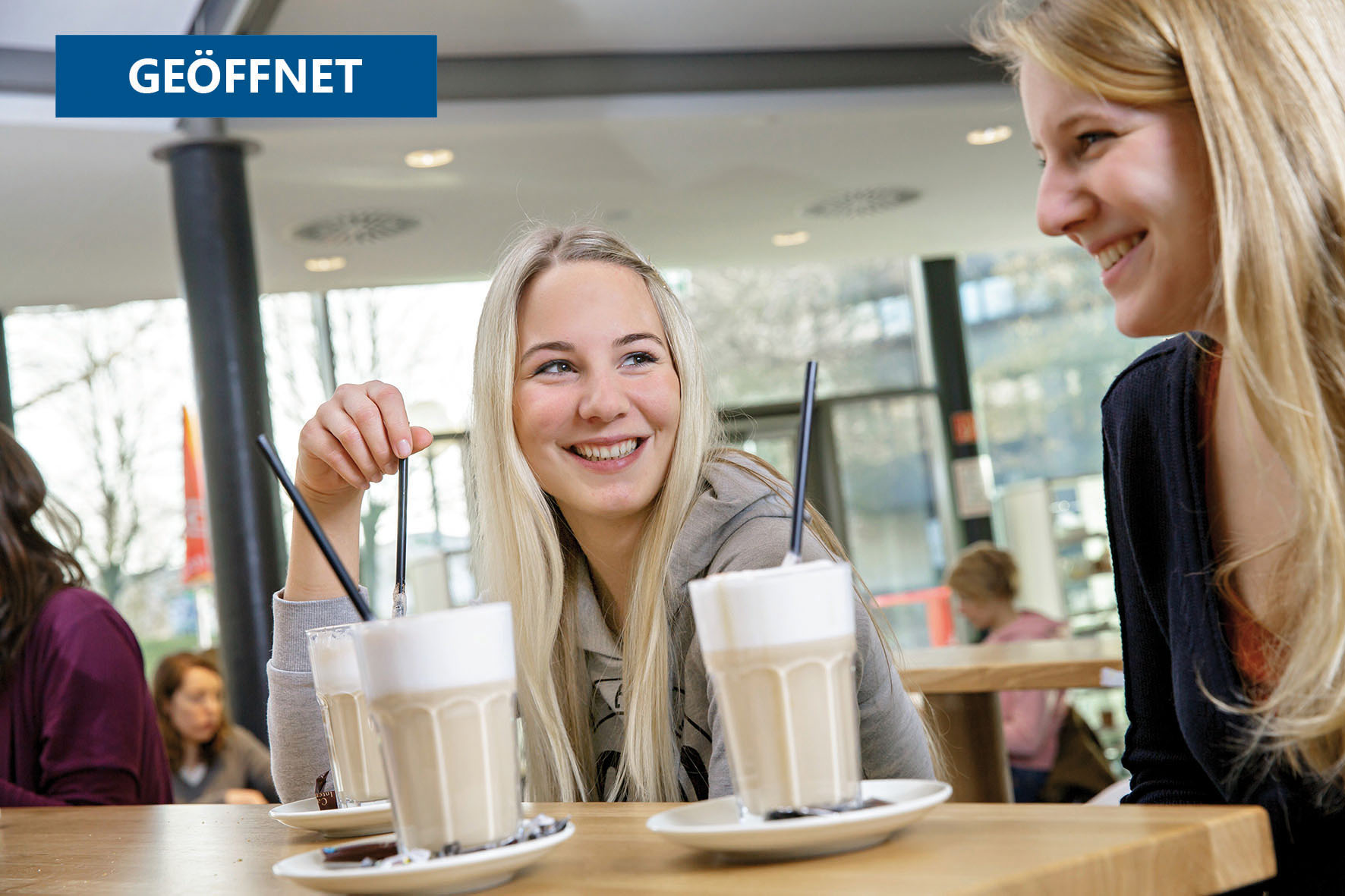 Zwei Studentinnen trinken Kaffee in der food fakultät