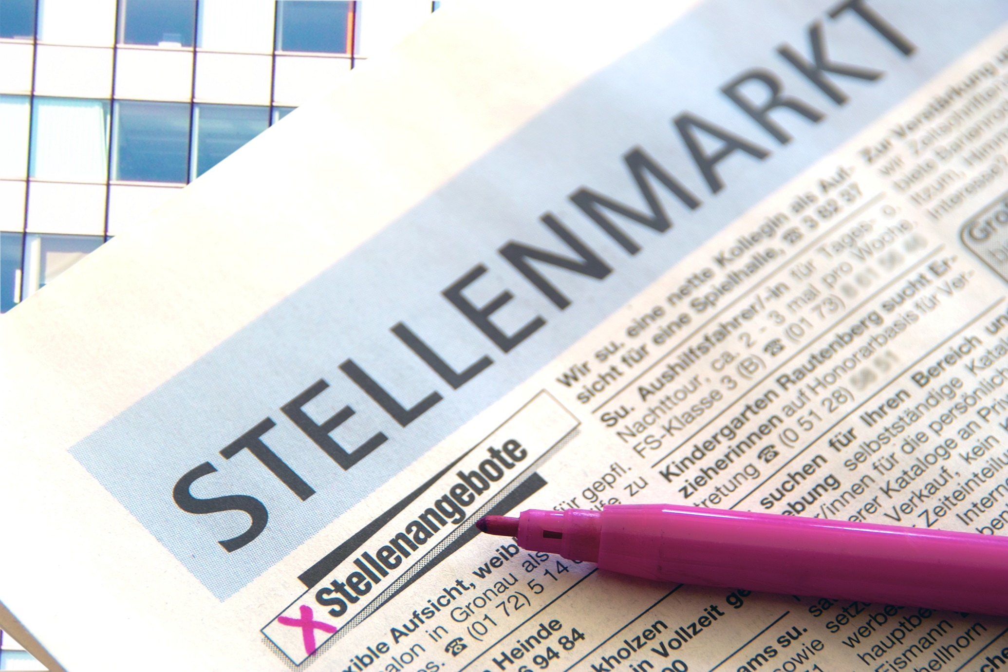 Zeitung mit der Überschrift Stellenmarkt.