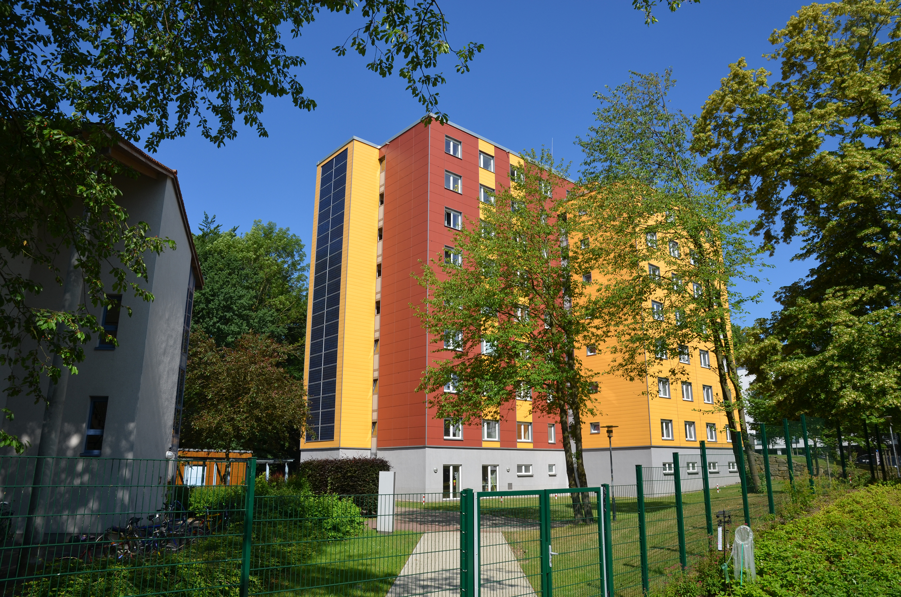 Die Wohnanlage Am Gardenkamp 51 des Studierendenwerks Dortmund, Außenansicht.