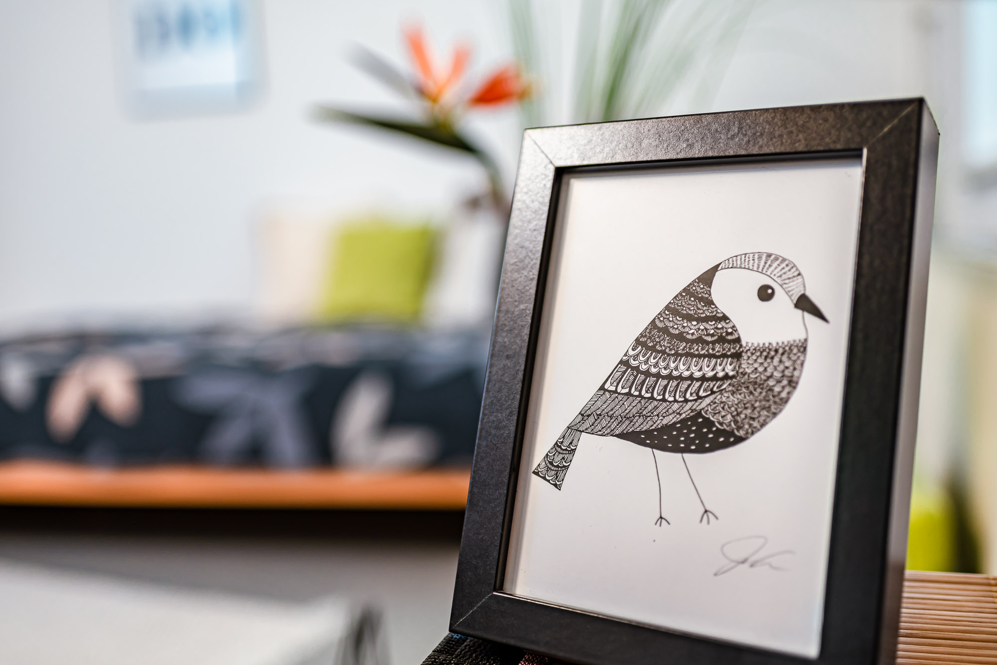 Deko-Bild mit Vogel in einem Zimmer.