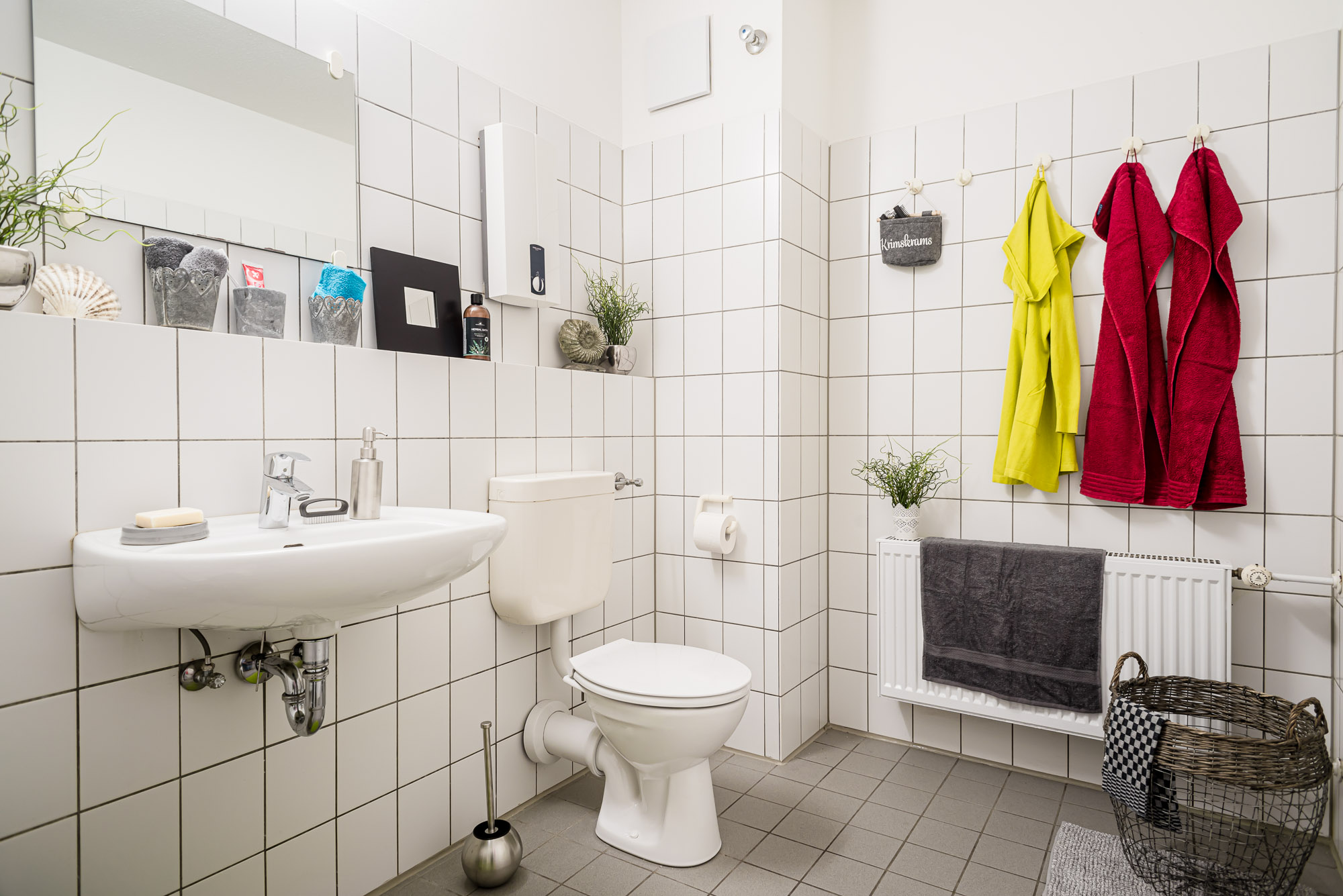 Blick in das Badezimmer mit WC und Waschbecken.