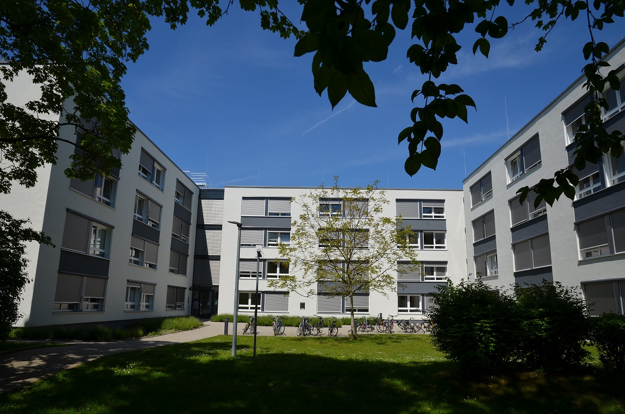 Die Wohnanlage Ostenbergstraße 109 des Studierendenwerks Dortmund, Außenansicht.
