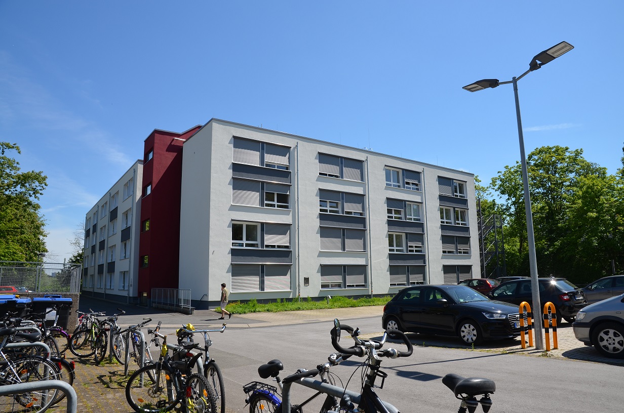 Die Wohnanlage Ostenbergstraße 109 des Studierendenwerks Dortmund, Außenansicht.