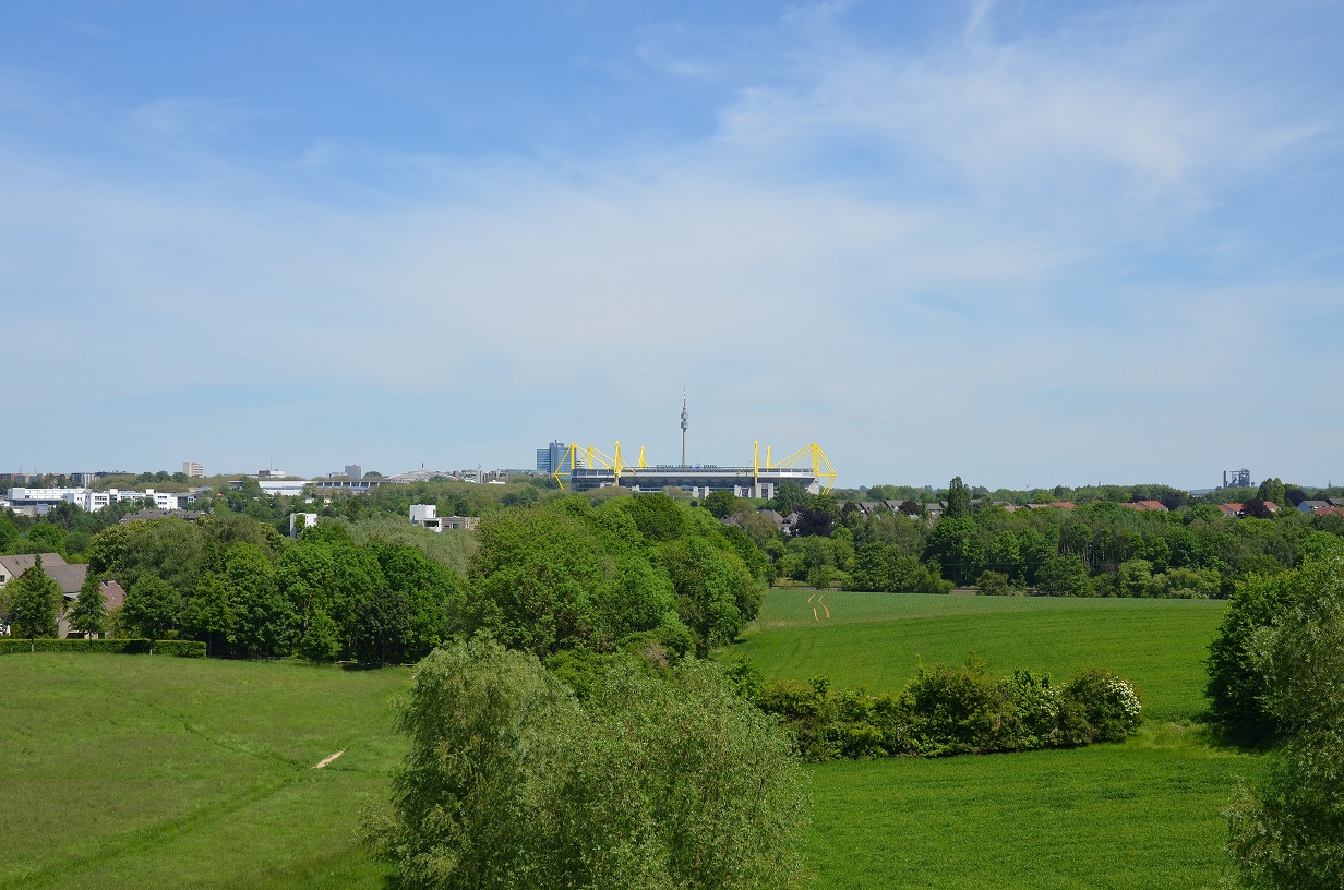 Blick auf das Dortmunder Stadion vom Dach der Wohnanlage.
