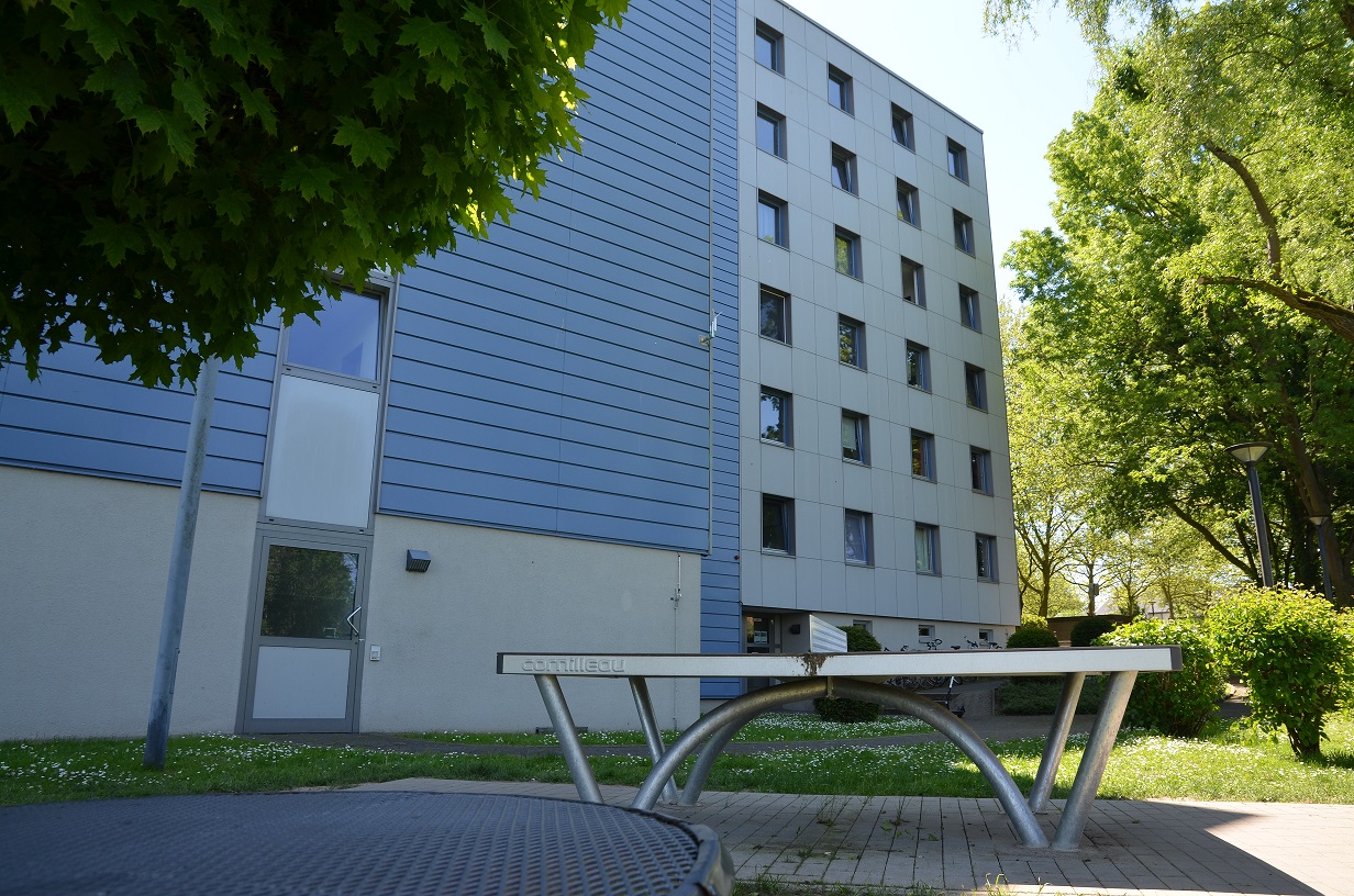 Die Wohnanlage Ostenbergstraße 97-101 des Studierendenwerks Dortmund, Außenansicht mit Tischtennisplatte..