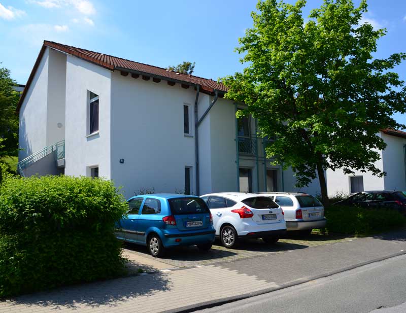 Wohnanlage des Studierendenwerks in Iserlohn, Außenansicht mit Parkplatz.