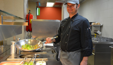 Koch am Wok-Grill
