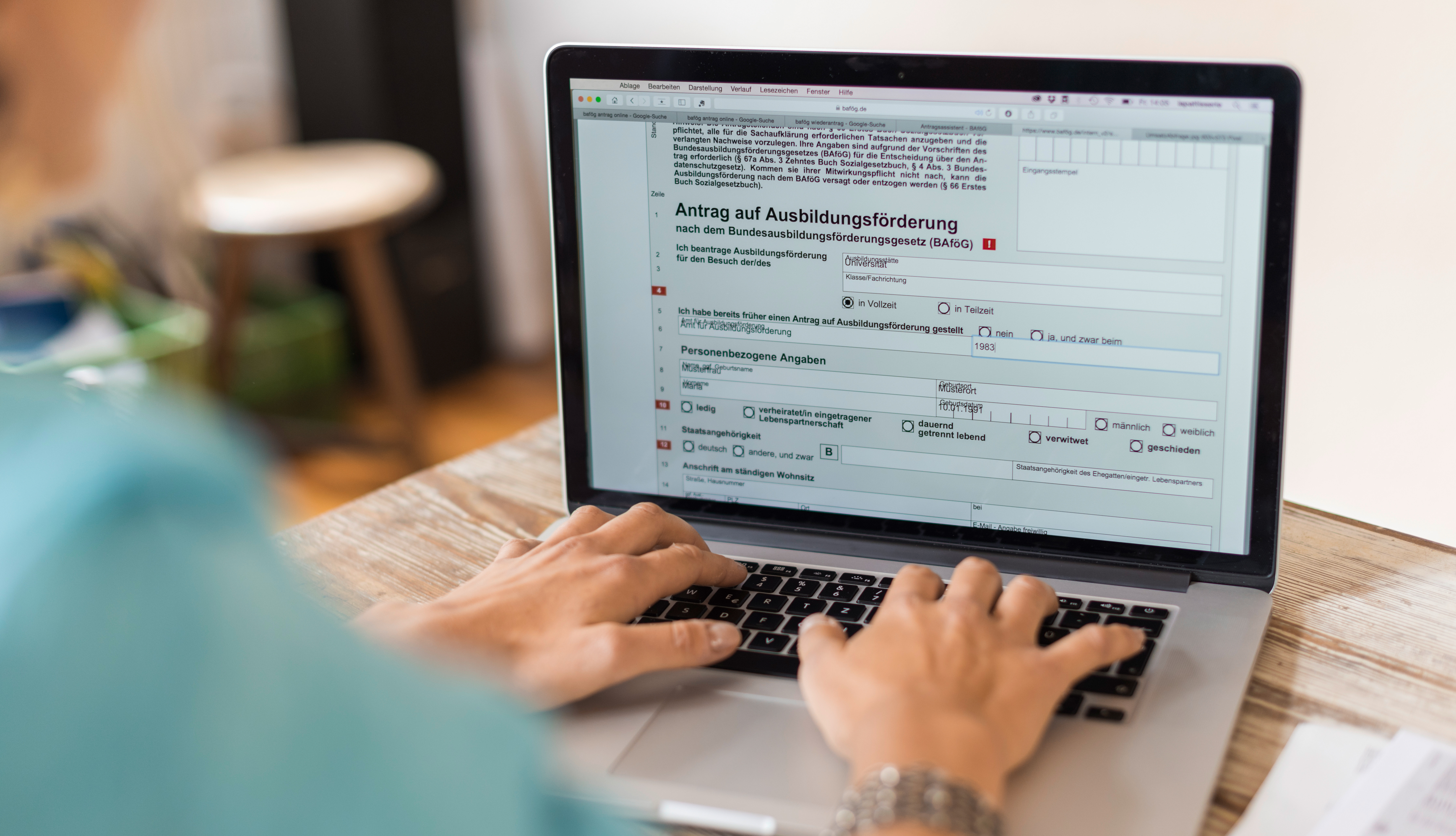 Frau vor Laptop BAföG Online