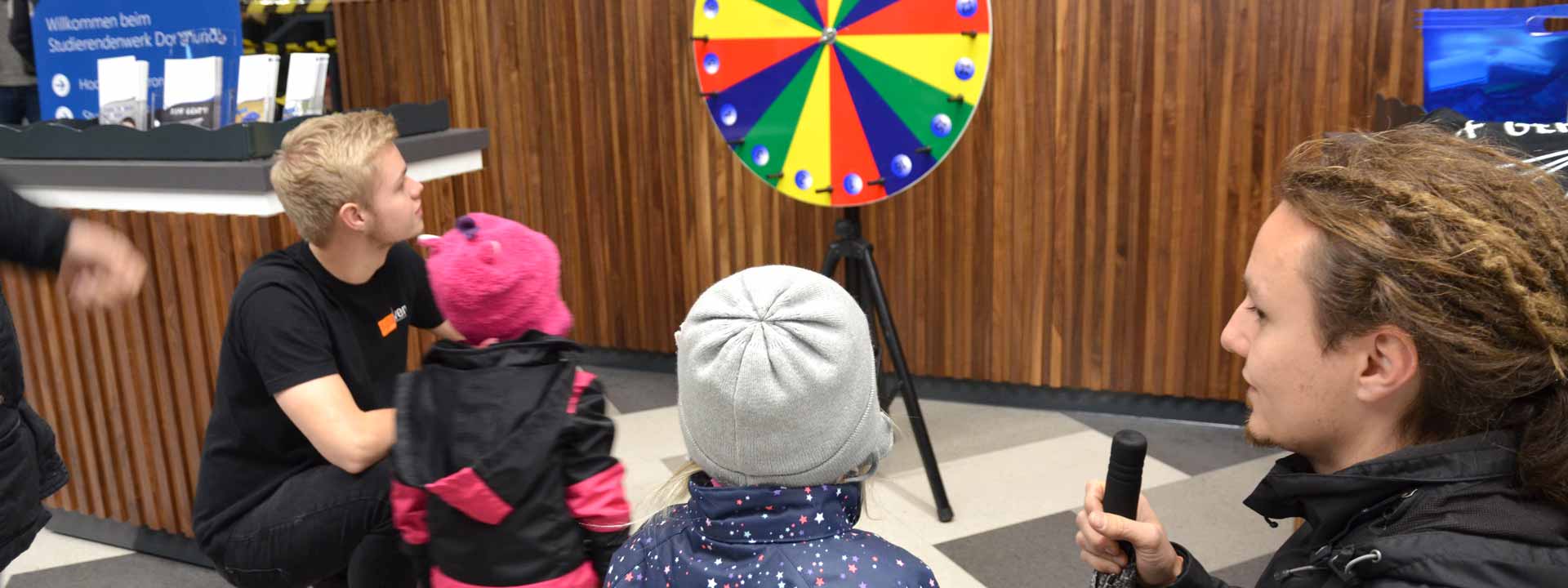 Kinder am Glücksrad im Mensa-Foyer.