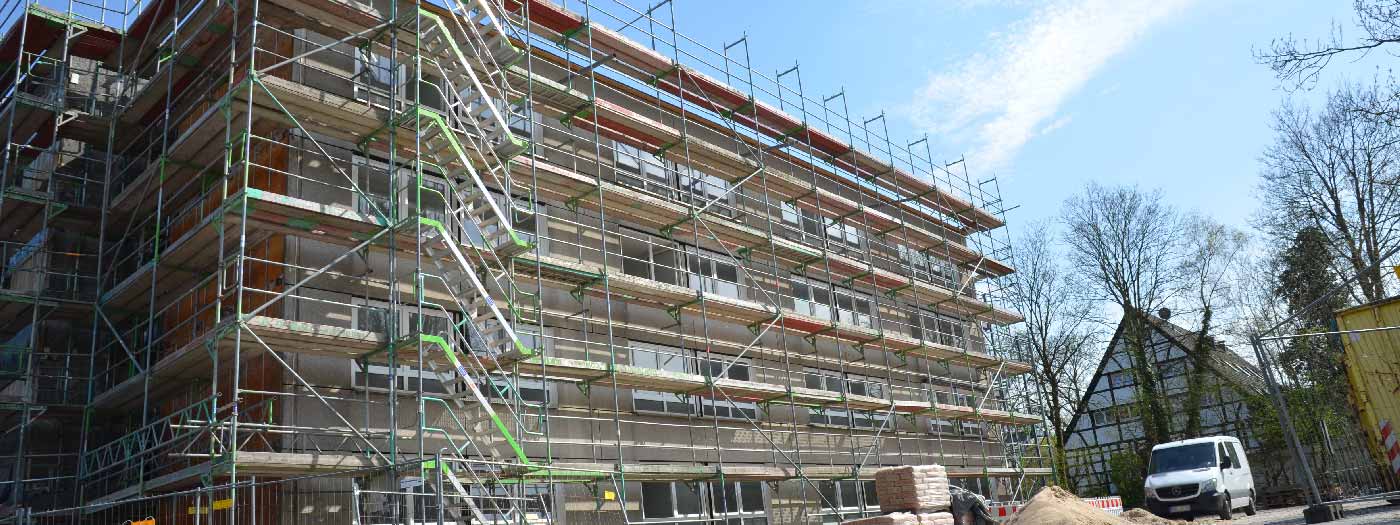Wir machen Wohnen bezahlbar - so wie hier in der Wohnanlage "Am Ostenberg 109", die derzeit saniert wird. Die Wiedereröffnung ist für 2019 geplant. Baustelle Ostenberg