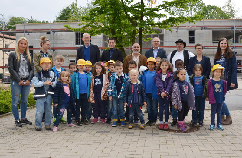 Gruppenfoto mit Kindern und Handwerkern.