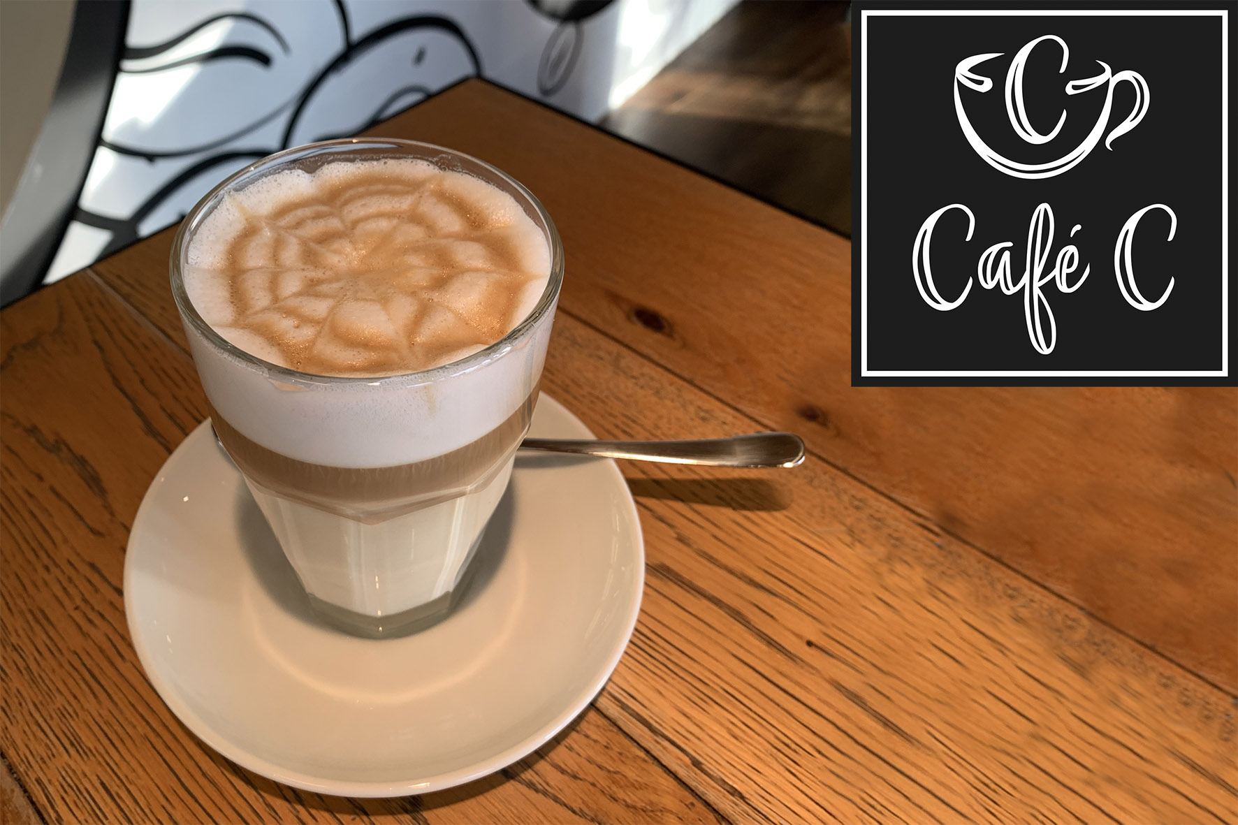 Ein Glas Latte Macciato auf einem Tisch im Café C