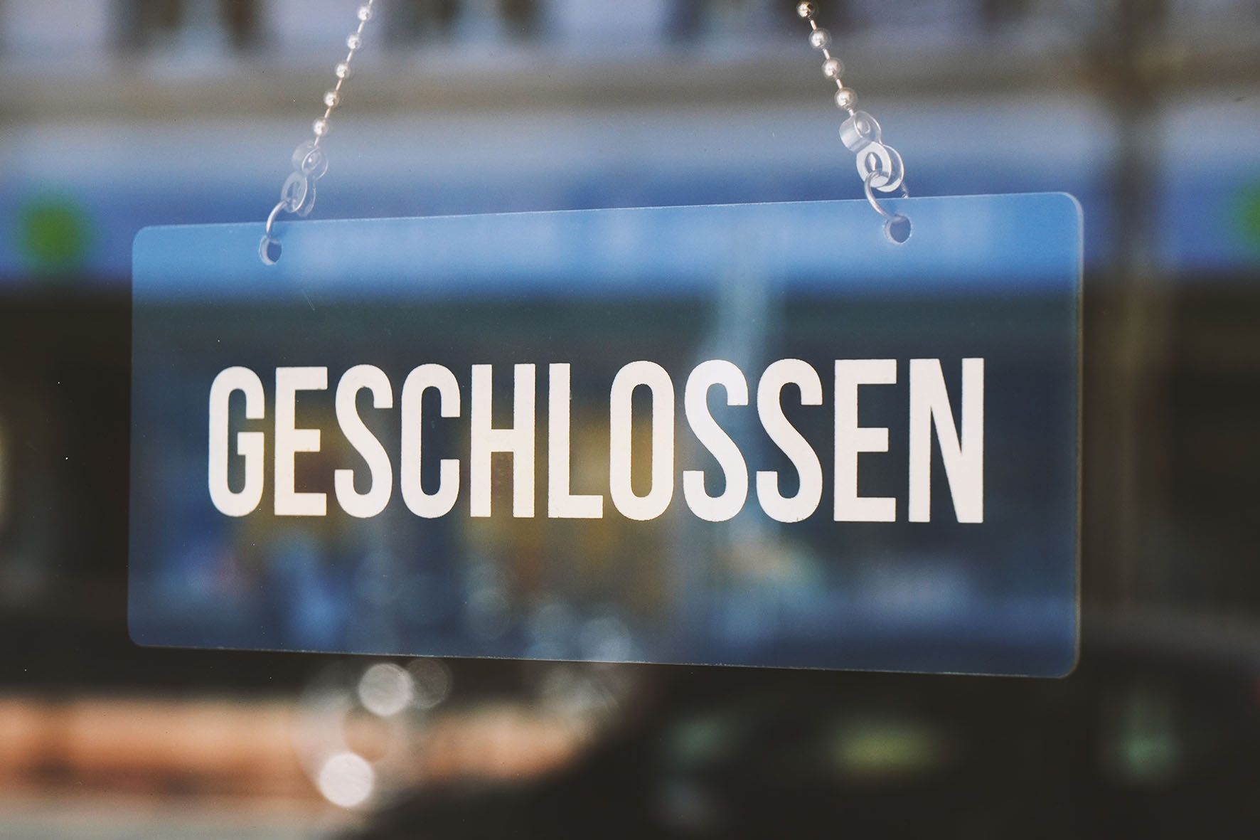 Geschlossen-Schild an einer Glastür