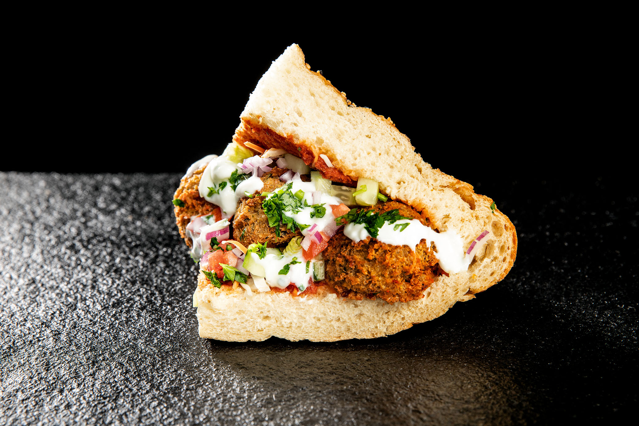 Fladenbrote mit Falafelbällchen