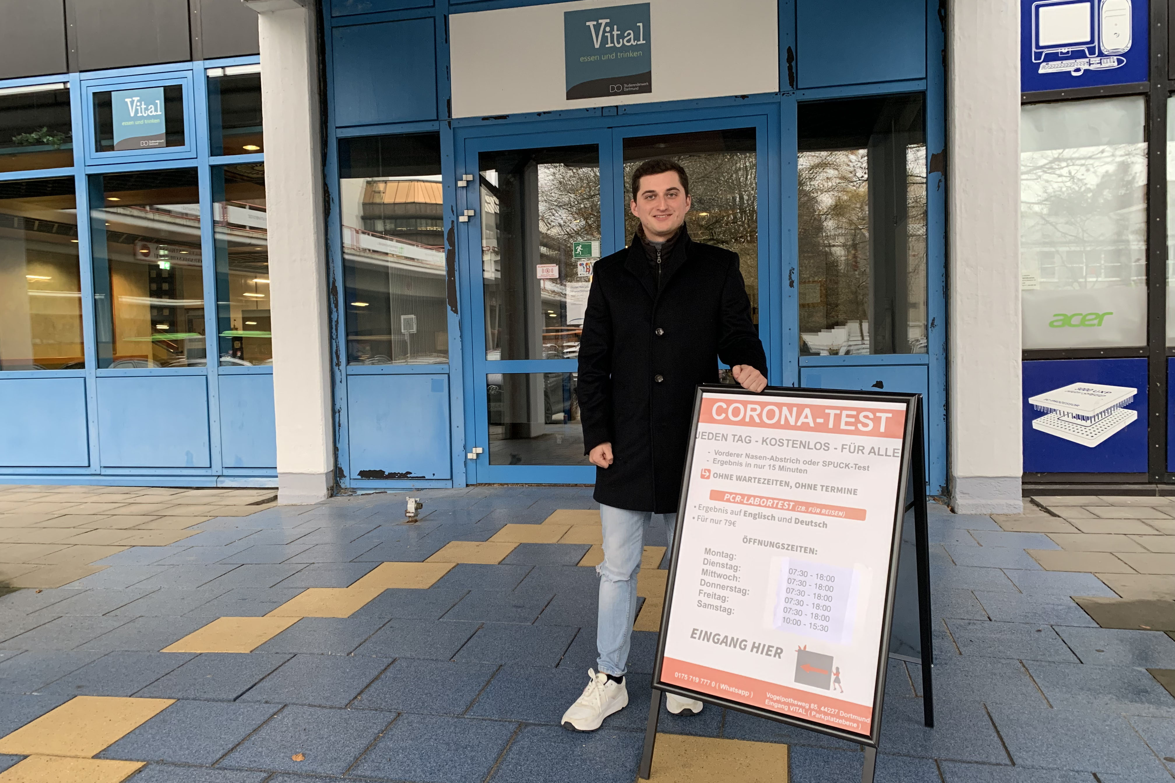 Vladyslav Dotsenko eröffnet das Testzentrum im Vital