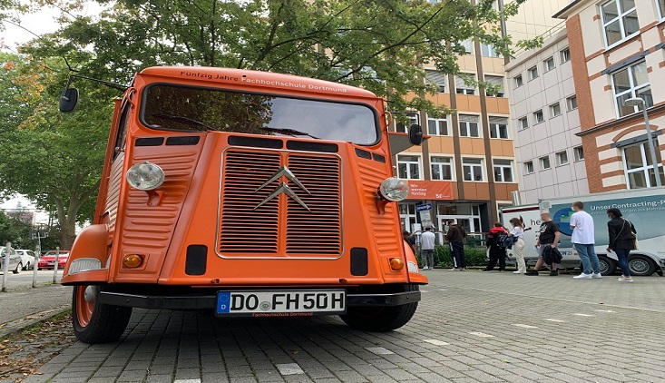 Der orangene Bus der FH Dortmund.