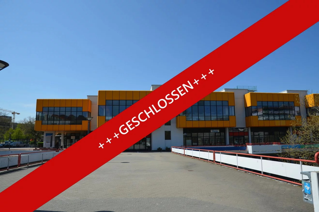 Foto des Mensagebäudes und des leeren Campus während der Corona-Pandemie